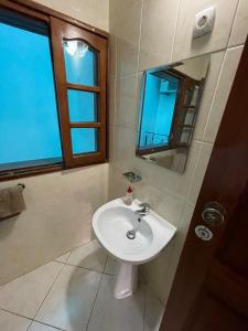 普拉亚Casa Cor de Rosa的一间带水槽和镜子的浴室