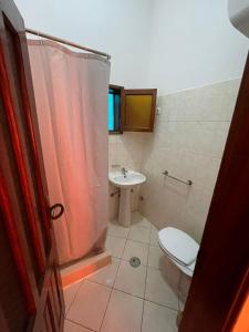 普拉亚Casa Cor de Rosa的一间带卫生间和水槽的浴室