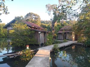 瓜隆岛Friend of Nature Bungalow的前面有池塘的房子