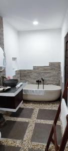 公主港Carpe Diem Villas & Resort的带浴缸和盥洗盆的浴室