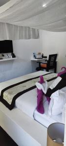 公主港Carpe Diem Villas & Resort的一间卧室配有两张床,里面放着一只动物