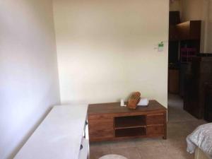塞米亚克simple apartment 2的客房设有一张床和一张木桌