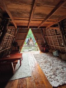 锡基霍尔Wonderland的阁楼享有带木制天花板的客房的景致