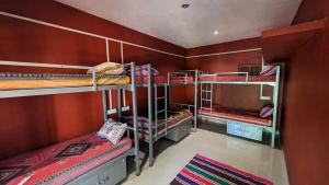 HostelExp, Gokarna - A Slow-Paced Backpackers Community客房内的一张或多张双层床
