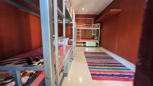 HostelExp, Gokarna - A Slow-Paced Backpackers Community客房内的一张或多张双层床