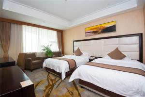上海维也纳国际酒店(上海世博园店)的酒店客房,配有两张床和椅子