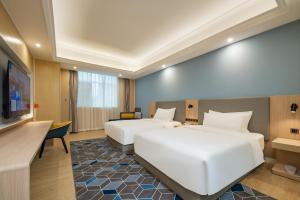 成都成都天府广场智选假日酒店的酒店客房设有两张床和电视。