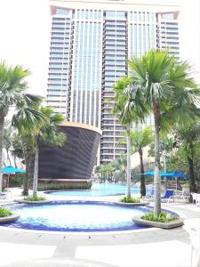 Residence Suite Times Square Kuala Lumpur内部或周边的泳池