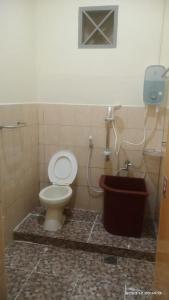 巴拉巴特Hotel 78 Parapat Mitra RedDoorz的一间带卫生间、水槽和电话的浴室