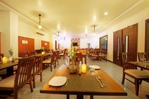 班加罗尔Clover - A Rivido Hotel Jigani的餐厅设有木桌和木椅