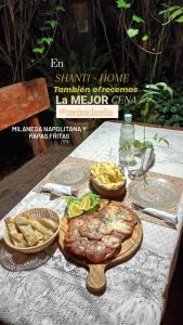 阿祖尔海SHANTI - HOME MAR AZUL的一张桌子,上面放着一盘食物和一些薯条