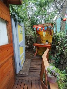 阿祖尔海SHANTI - HOME MAR AZUL的木门廊,带长凳和门