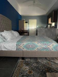 SaleaulaSale’aula Lava Studio Apartment的一间卧室设有一张蓝色墙壁的大床