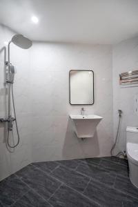 河内Casa Feliz Serviced Apartment的一间带水槽和卫生间的浴室