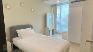 哥打京那巴鲁Sky Suite Kota Kinabalu-6 Pax-2Rooms-5MinsDrive-Imago,SuteraAve,Riverson,KKTimeSquare的卧室配有白色的床和窗户。