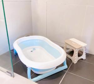 哥打京那巴鲁Sky Suite Kota Kinabalu-6 Pax-2Rooms-5MinsDrive-Imago,SuteraAve,Riverson,KKTimeSquare的带浴缸的浴室和凳子