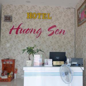 Sa ÐécKhách sạn Hương Sen Sa Dec的希望在墙上挂有风扇的标语的酒店
