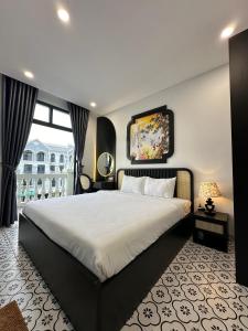 富国Mộc Lâm Homestay的一间卧室设有一张大床和一个大窗户