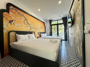 富国Mộc Lâm Homestay的一间卧室设有两张床,墙上挂着一幅画