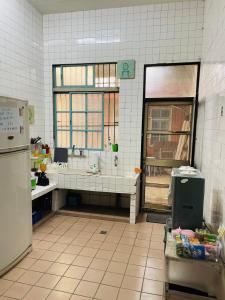 Yuanli任意宿青年旅舍的厨房配有水槽和冰箱