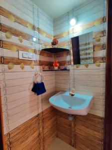 哥印拜陀luxury home in Vadavalli的一间带水槽和镜子的浴室