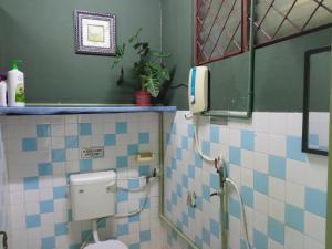 古晋Marco Polo Guest House的浴室设有蓝色和白色瓷砖,配有卫生间