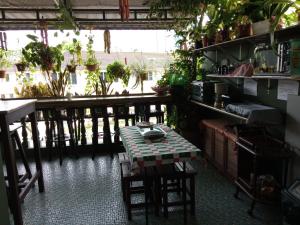 古晋Marco Polo Guest House的配有桌椅和植物的房间