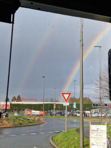 AuneuilLogement point du jour的停车场上空的彩虹