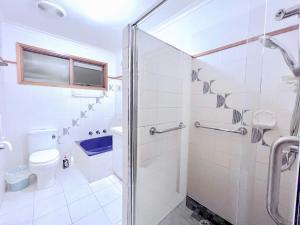 Mount WaverleyBrilliant Modern Flat @Mount Waverley *Smart TV的带淋浴和卫生间的白色浴室