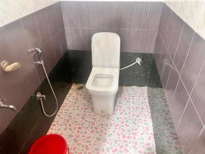 因帕尔OYO Decent Inn的浴室铺有瓷砖,设有卫生间。