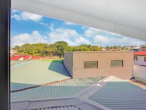 圣何塞Apartamento Bellavista en San Jose的从大楼屋顶上可欣赏到网球场的景色