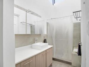 圣何塞Apartamento Bellavista en San Jose的白色的浴室设有水槽和淋浴。