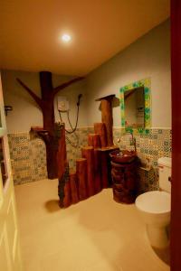 Ban Sathani Bandai Made lamont的浴室设有树木主题的浴室和卫生间