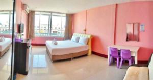 Sekaโรงเเรมคิงส์พาเลซ King's Palace HOTEL的一间卧室配有一张床和两张紫色椅子