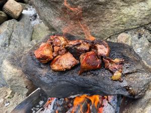 大吉岭Live in Nature的烤架上堆放的一大堆食物