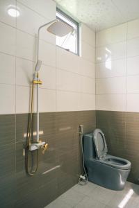 槟知Homestay Bến Tre的一间带卫生间和淋浴的浴室