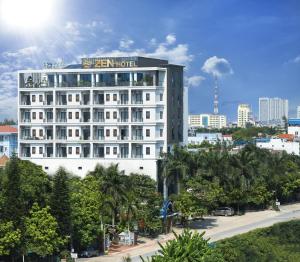 海防ZEN RIVERSIDE HOTEL & RESIDENCES的白色的酒店,上面有标志