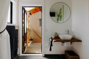 哈士汀Villas & Vines Glamping的一间带水槽和镜子的浴室