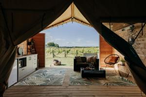 哈士汀Villas & Vines Glamping的帐篷内的景致,设有客厅