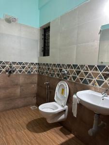 阿姆波尔North & East Arambol I Goa的一间带卫生间和水槽的浴室