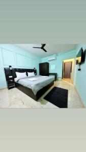 阿姆波尔North & East Arambol I Goa的一间卧室设有一张床和天花板