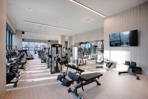 首尔Union Hotel的一间健身房,里面配有跑步机和机器