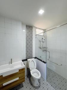 格兰岛deep mountain view的浴室配有卫生间、盥洗盆和淋浴。
