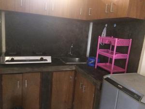 塞米亚克Simple apartment 1的厨房配有粉红色凳子和水槽