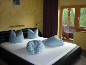图克斯Kreidl的一间卧室配有一张带蓝色枕头的床。