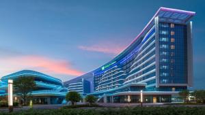 贵阳贵阳机场智选假日酒店的一座大型办公楼,带有紫色