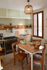欧特维尔－隆普内斯Le pied-à-terre du botaniste的一间带木桌和椅子的厨房以及一间用餐室