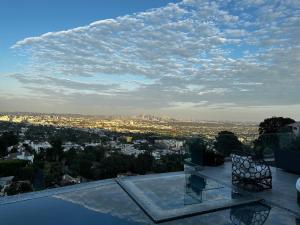 洛杉矶Skyline Serenity Luxe Suite-Private Room的从建筑屋顶上可欣赏到城市美景