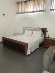 乌纳瓦图纳Hotel Paradiso,的一间卧室配有一张玻璃墙床