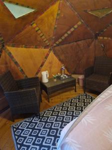 圣克洛德Dôme en bord de rivière的蒙古包内的房间,配有两把椅子和一张桌子